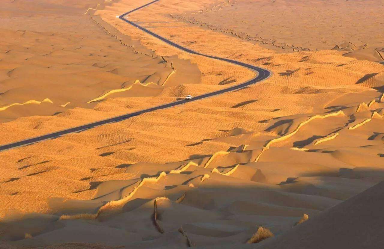 塔里木沙漠公路1.jpg